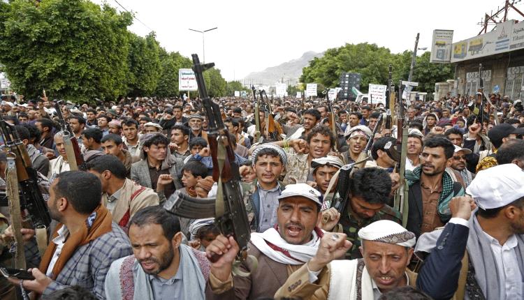 الحوثيون يتحدّون التحذيرات... وواشنطن تقترب من إعلان القوة البحرية
