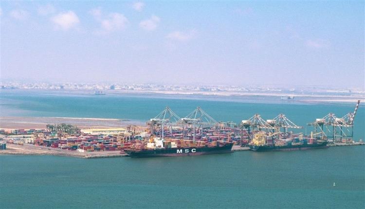 الحكومة اليمنية : استهداف الحوثيين لسفينة القمح بالقرب من ميناء عدن يمثل تصعيداً خطيراً