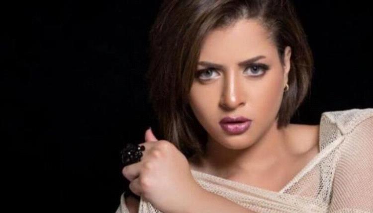 منى فاروق.. فنانة الأزمات تبحث عن السلام