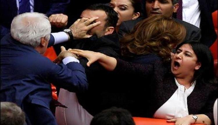 تركيا.. شجار في البرلمان وإطلاق رصاص مطاطي على محتجين بعد إقالة مسؤول موال للأكراد