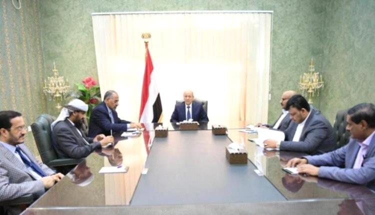 صحيفة بريطانية : تعاون الغرب مع مجلس القيادة الرئاسي يمكنه وقف هجمات الحوثيين
