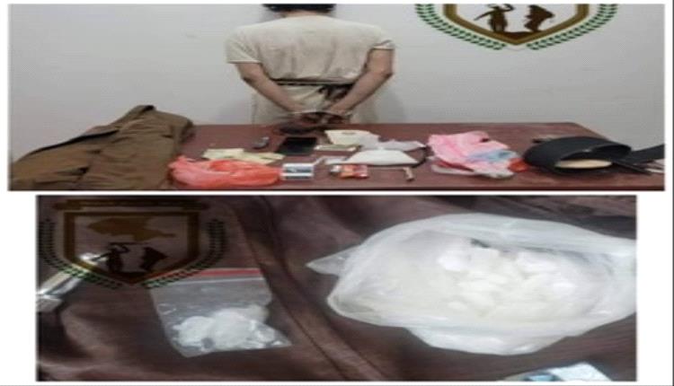 شبوة : القبض على أحد مروجي مادة الشبو المخدر في مدينة عتق